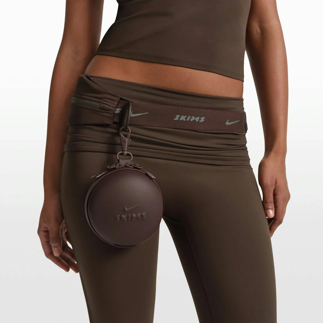 NikeSKIMS ACCESSORIES HARDSHELL ROUND CASE | PHOENIX - Image 2