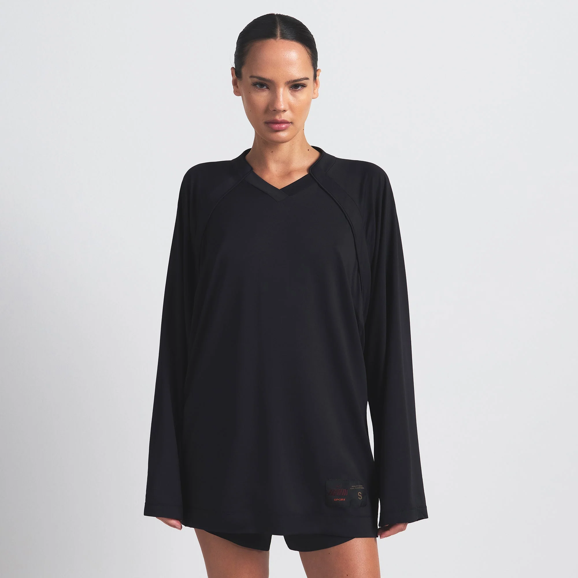 NikeSKIMS AIRY V-NECK OVERSIZED LONG SLEEVE TOP | OBSIDIAN - Image 3