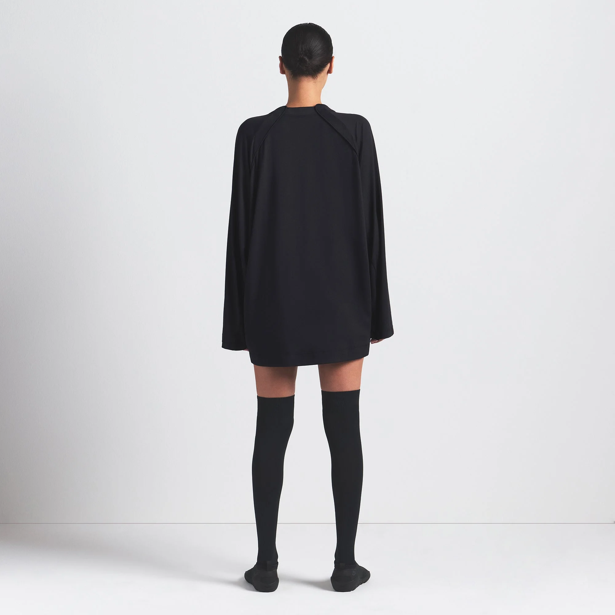 NikeSKIMS AIRY V-NECK OVERSIZED LONG SLEEVE TOP | OBSIDIAN - Image 4