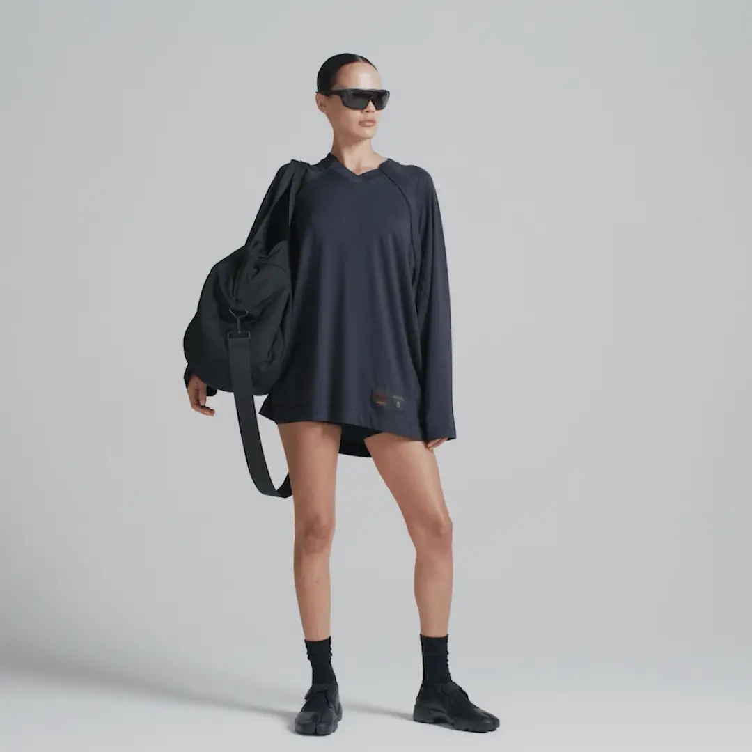 NikeSKIMS AIRY V-NECK OVERSIZED LONG SLEEVE TOP | OBSIDIAN - Image 5