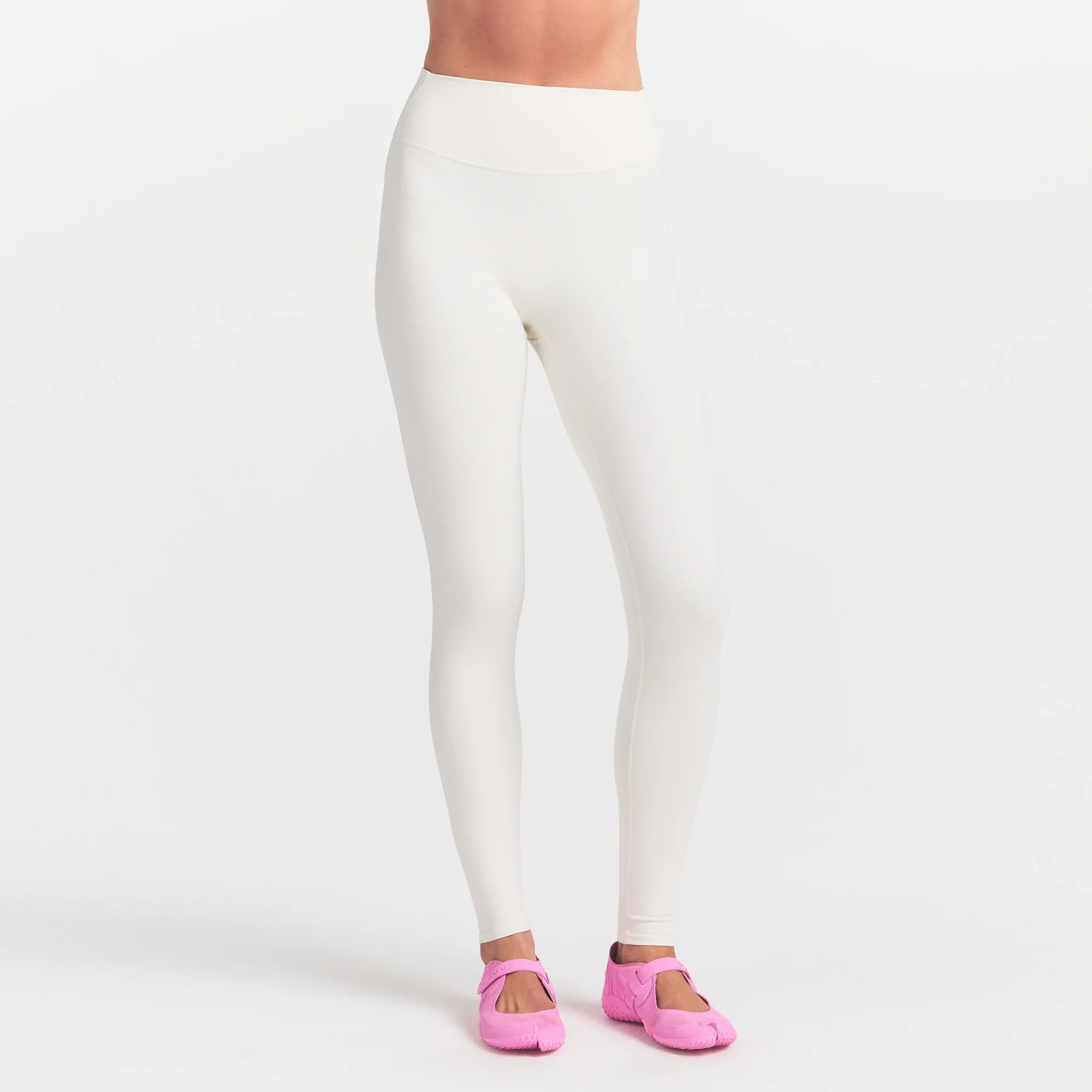 NikeSKIMS MATTE 26" LEGGING | IVORY - Image 2