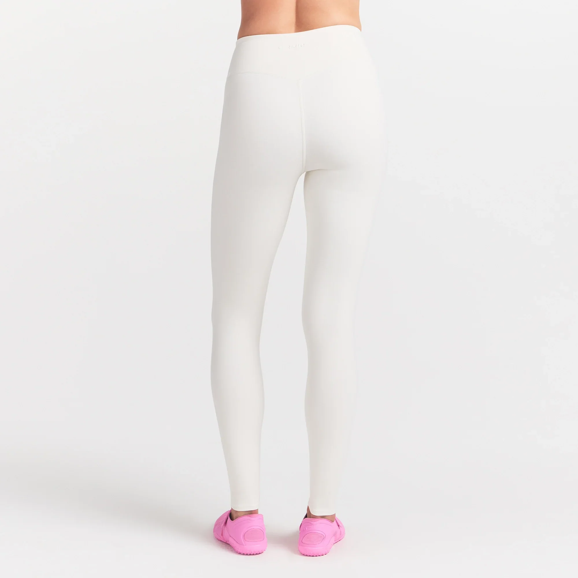 NikeSKIMS MATTE 26" LEGGING | IVORY - Image 4
