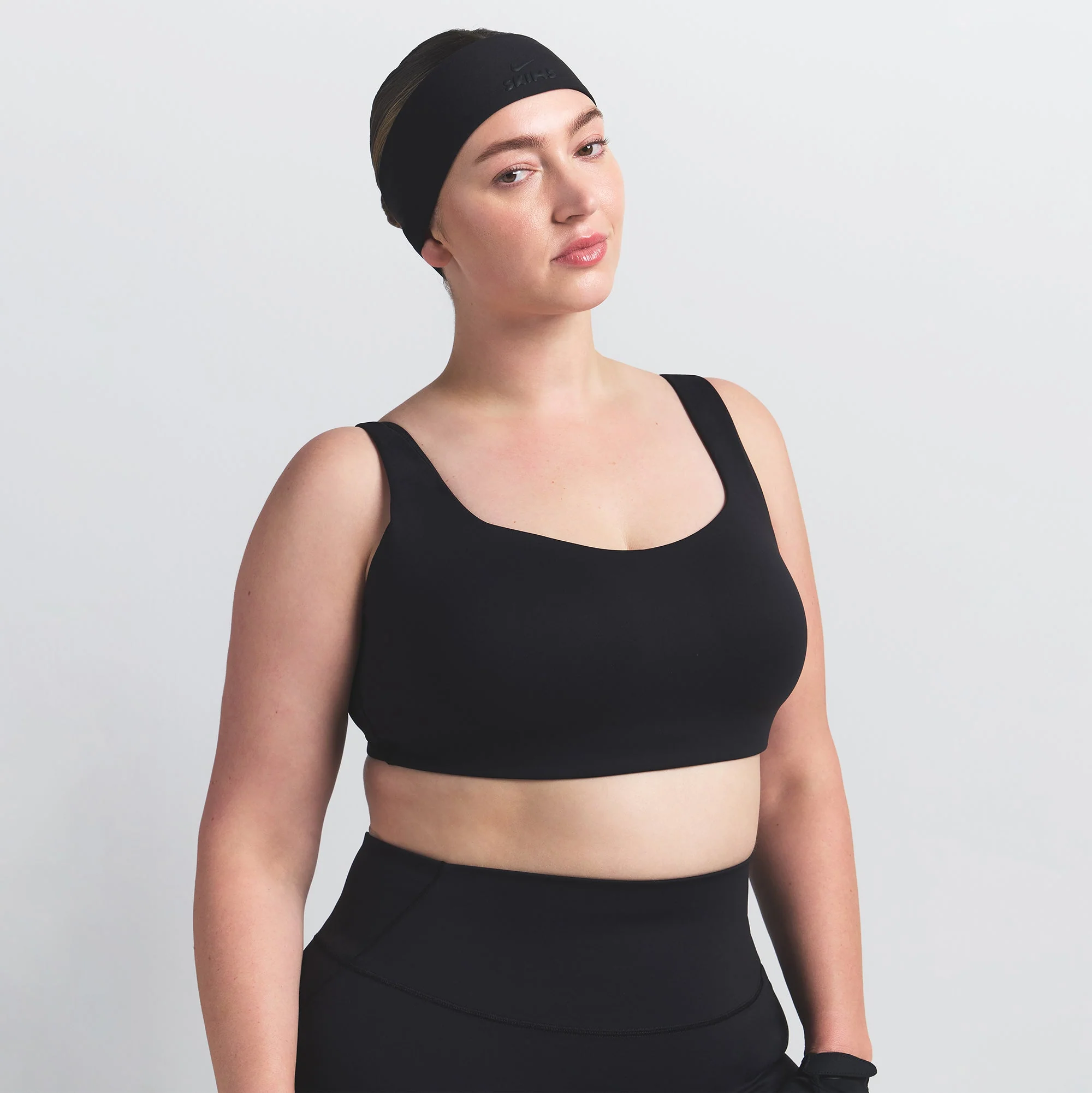 NikeSKIMS MATTE SCOOP NECK BRA | OBSIDIAN - Image 5