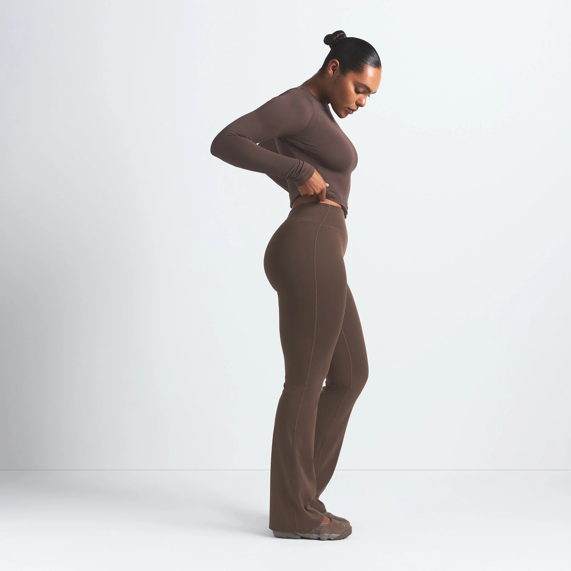 NikeSKIMS MATTE SLIM FLARE LEGGING | DARK SEPIA - Image 3