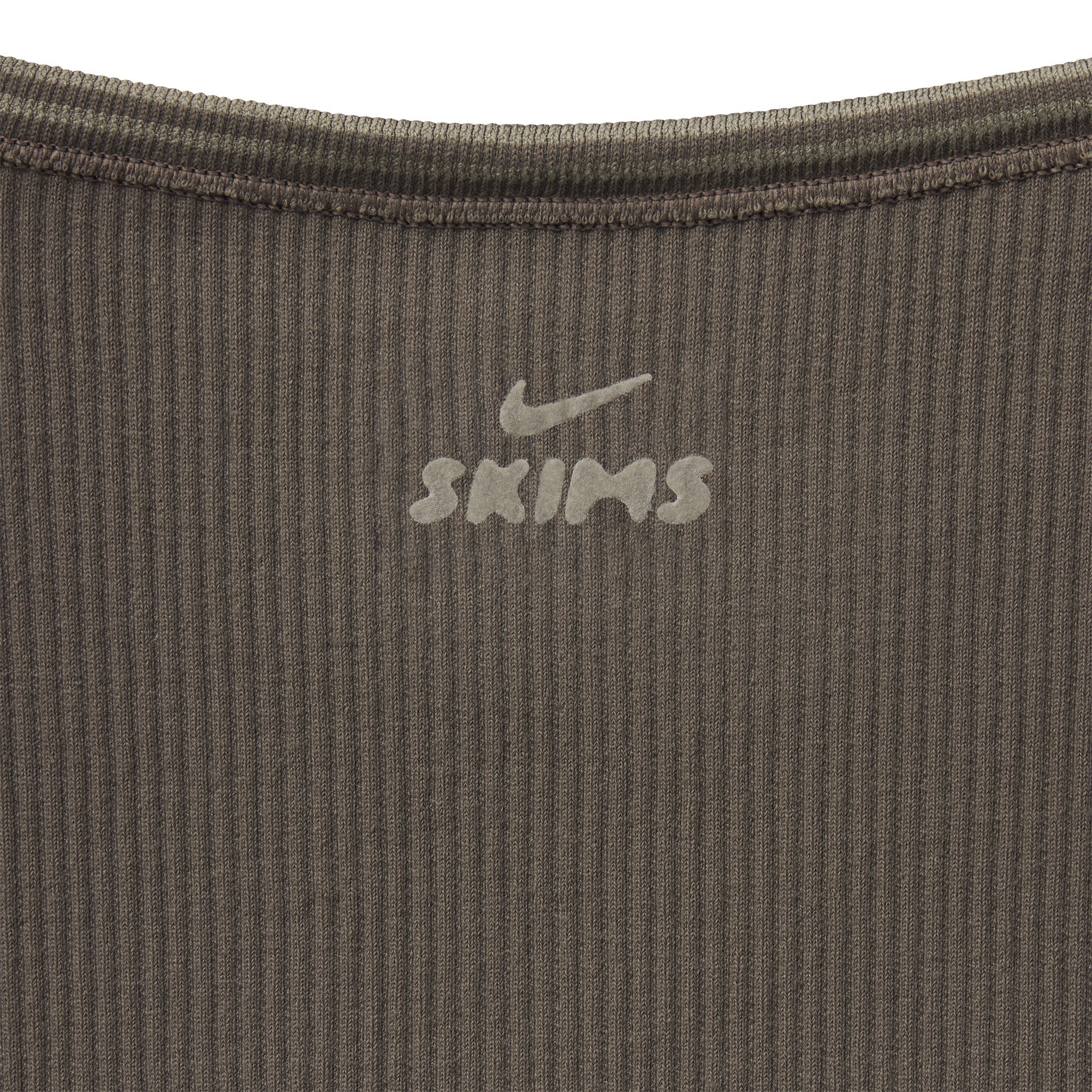 NikeSKIMS RIBBED SEAMLESS BABY TEE | DUSTY OAKMOSS - Image 7