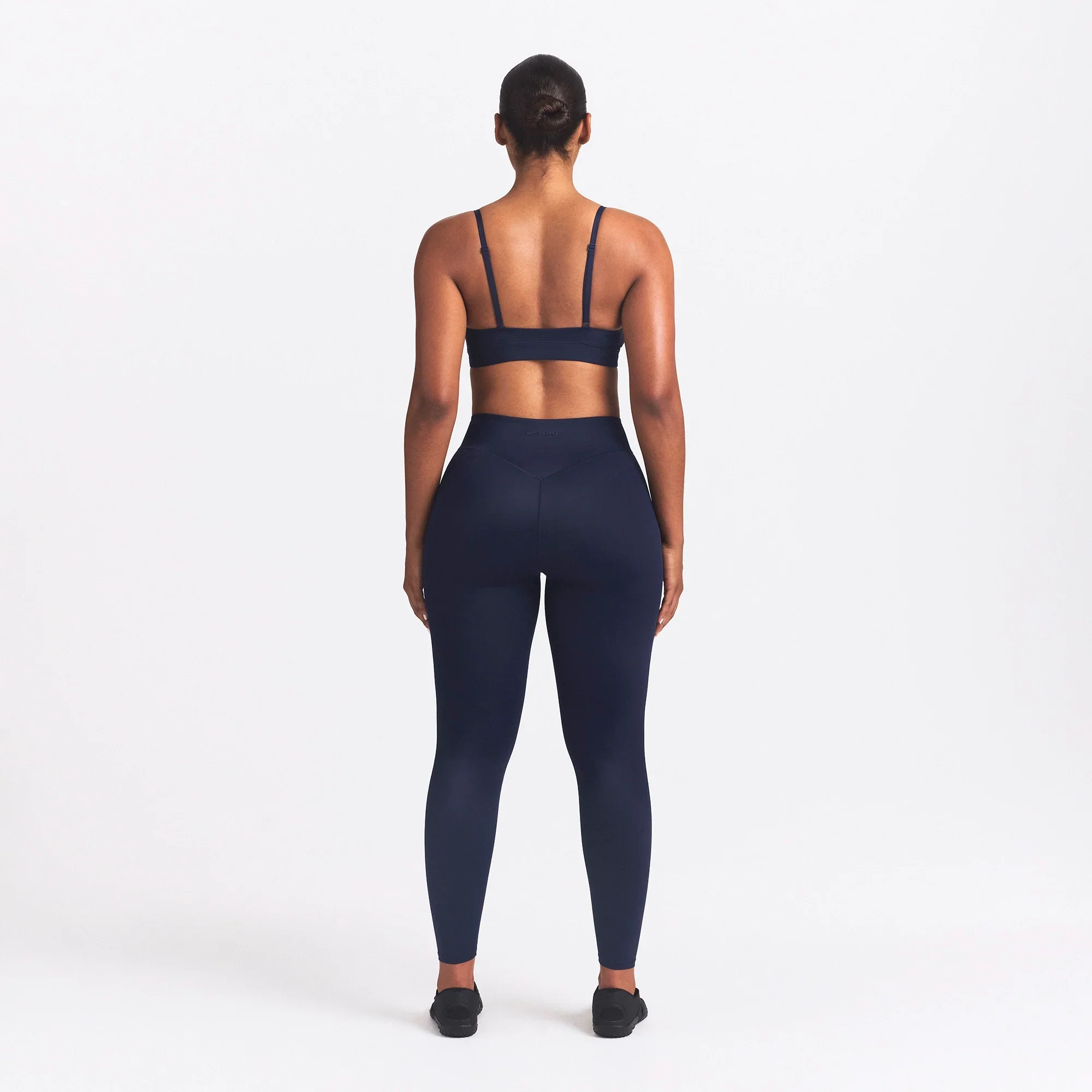 NikeSKIMS SHINE BONDED WAIST 26" LEGGING | NAVY - Image 4