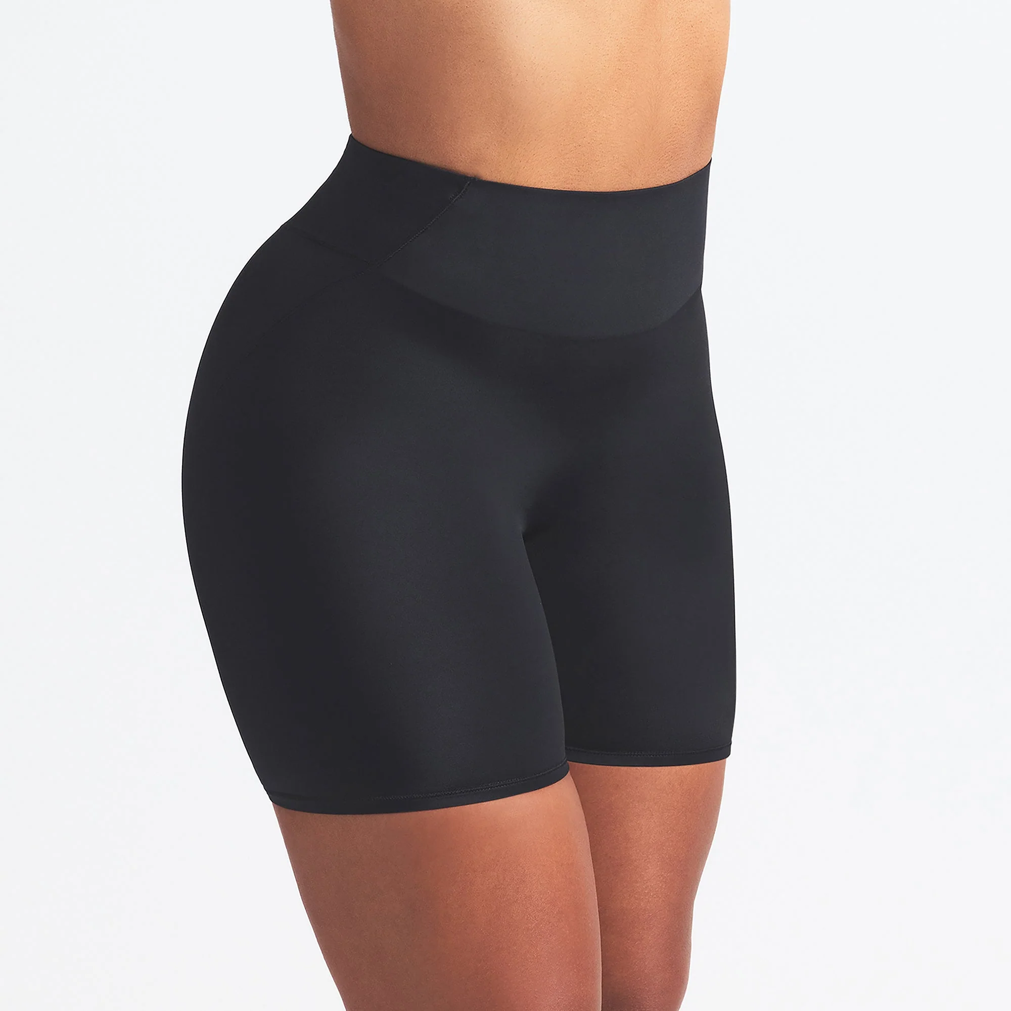 NikeSKIMS SHINE BONDED WAIST 5" BIKER SHORT | OBSIDIAN - Image 4