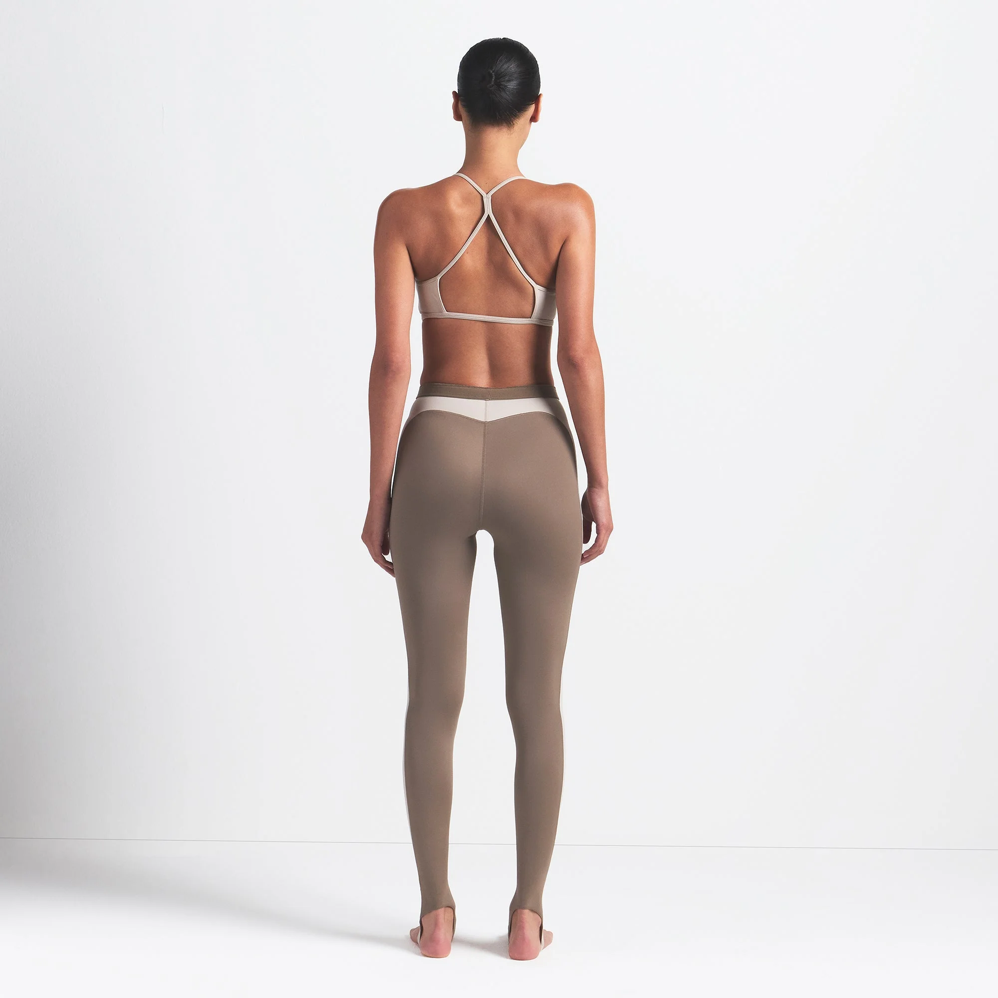 NikeSKIMS SHINE DRAWCORD STIRRUP 26" LEGGING | TRUFFLE AND STONE - Image 3