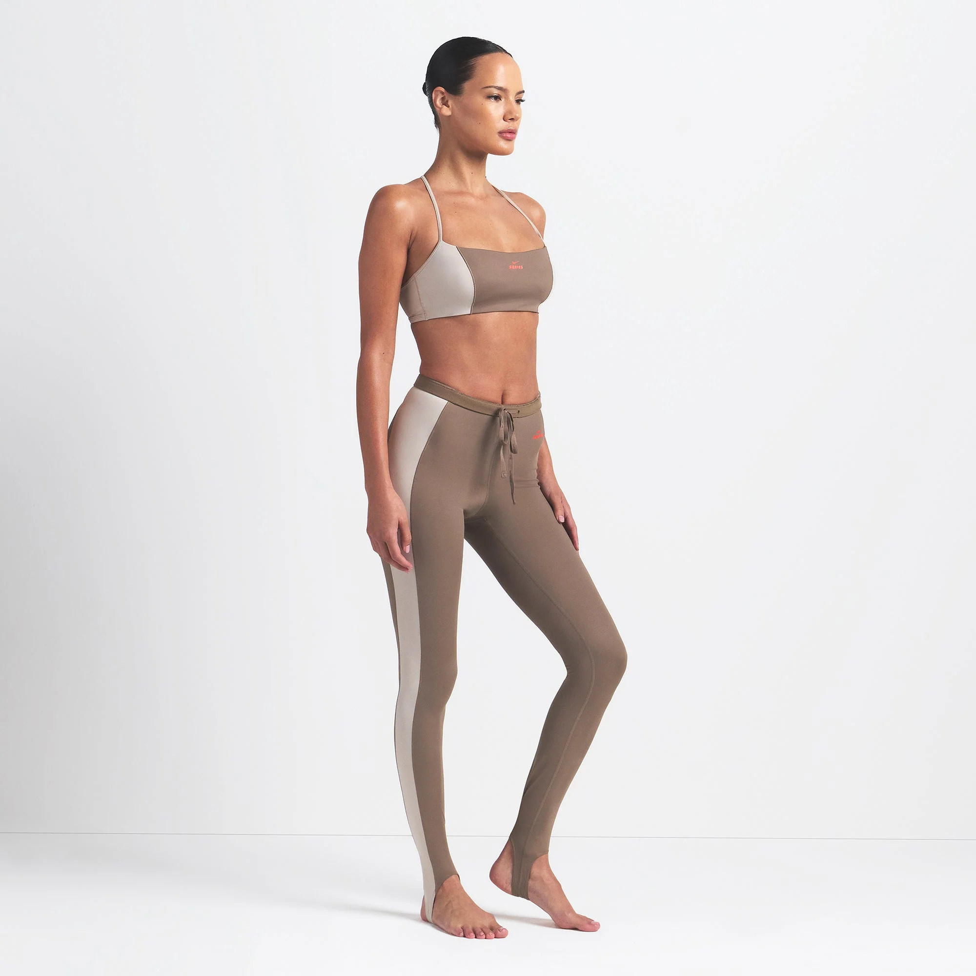 NikeSKIMS SHINE DRAWCORD STIRRUP 26" LEGGING | TRUFFLE AND STONE - Image 4