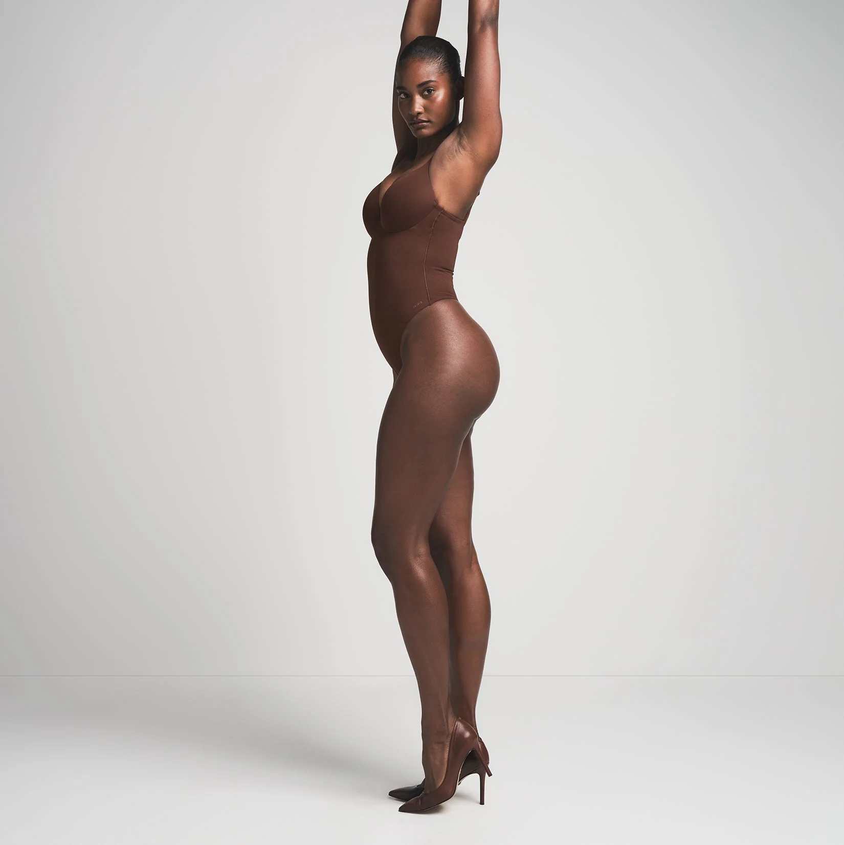 SKIMS ULTIMATE BODY PUSH-UP THONG BODYSUIT | COCOA - Image 2