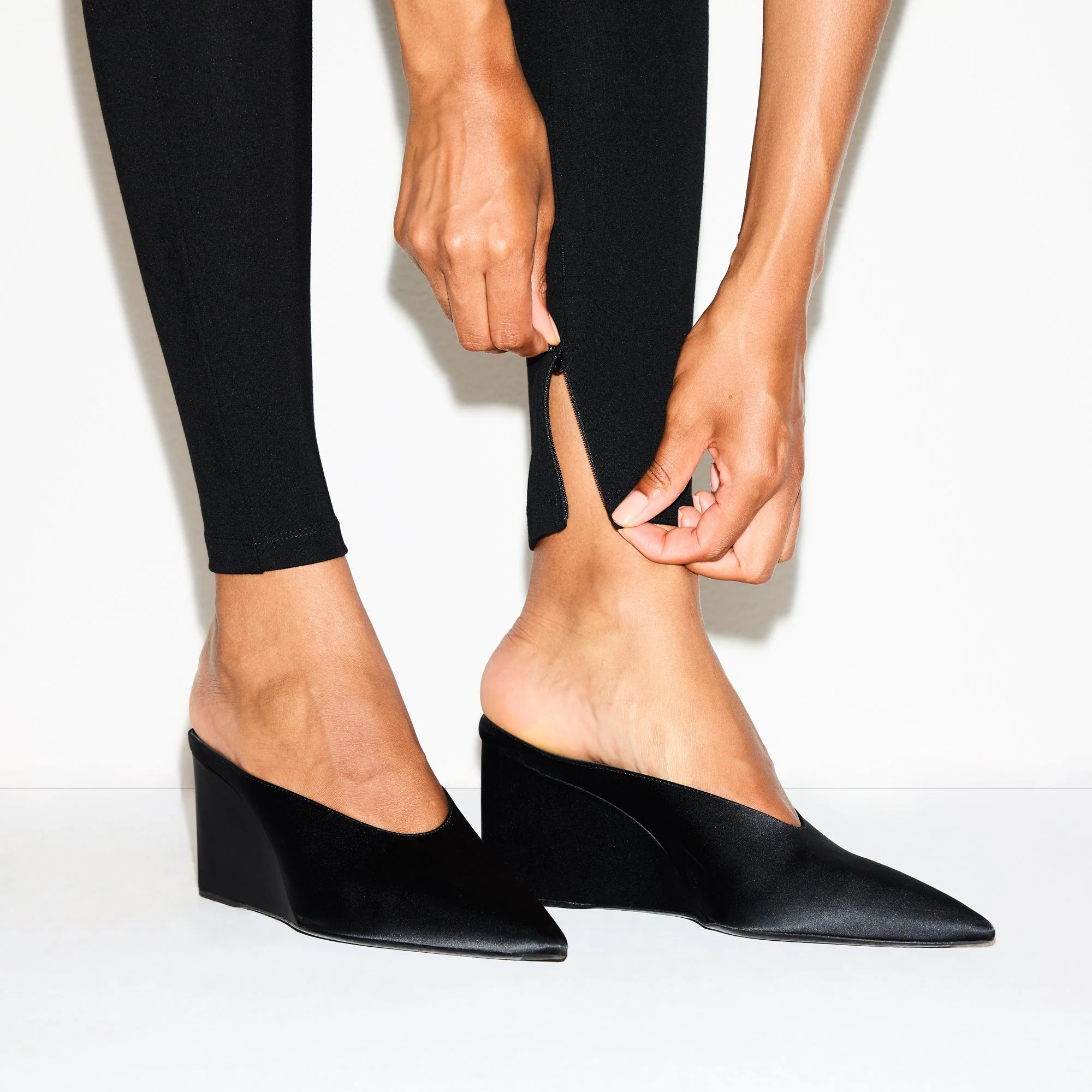 THE ESSENTIAL COLLECTION HIGH-WAISTED LEGGING | OBSIDIAN - Image 2