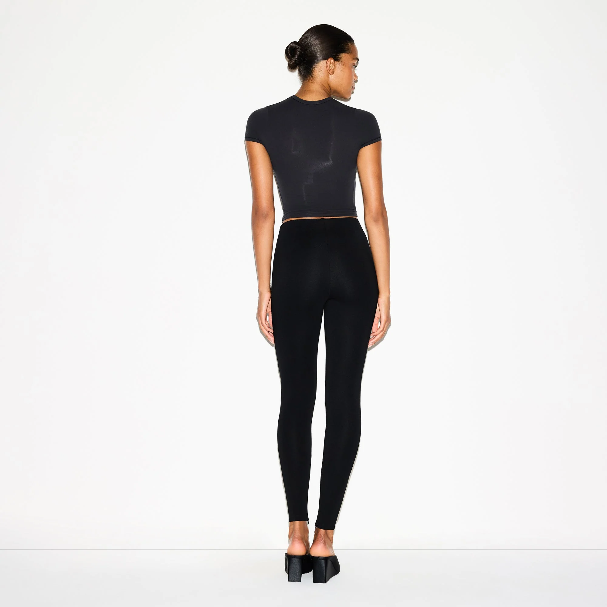 THE ESSENTIAL COLLECTION HIGH-WAISTED LEGGING | OBSIDIAN - Image 4