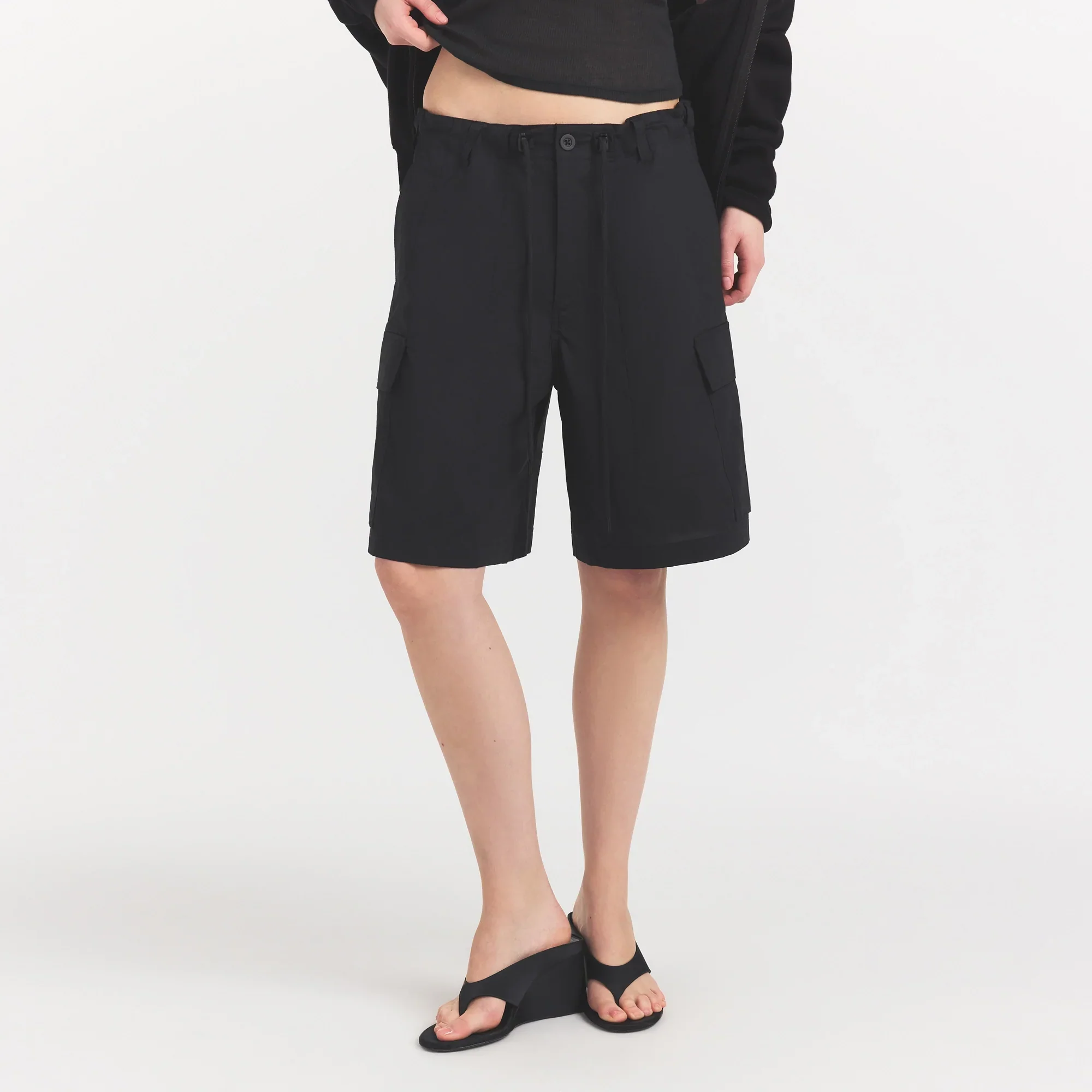 WOVEN COTTON OVERSIZED CARGO SHORT | ONYX - Image 2